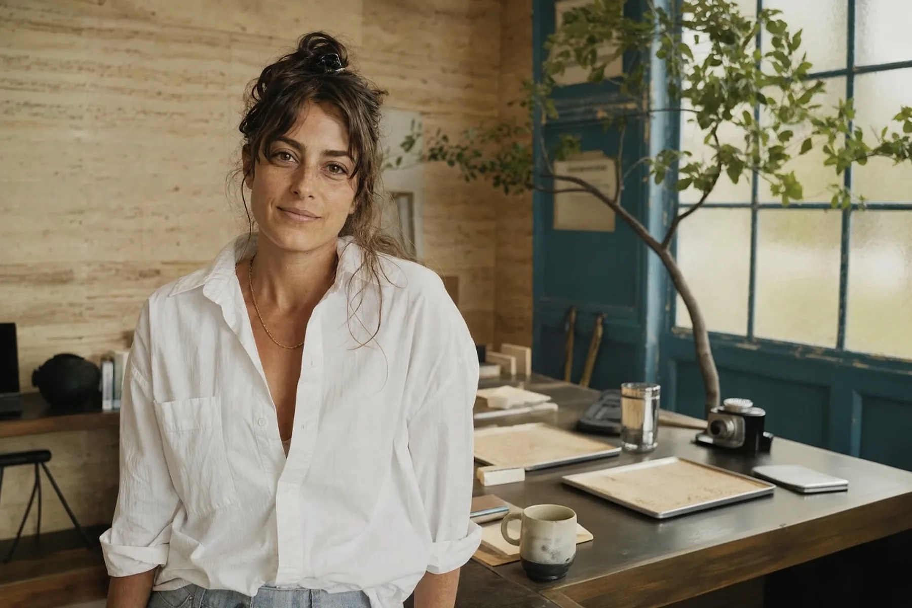 מיכל אלון, המייסדת, ליד שולחן העבודה באולם התצוגה